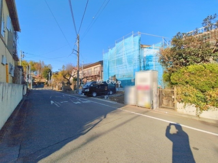 ���n�O�ώʐ^ �L�X6�����̑O�ʓ��H�́A�Ԃ̏o������y�X  