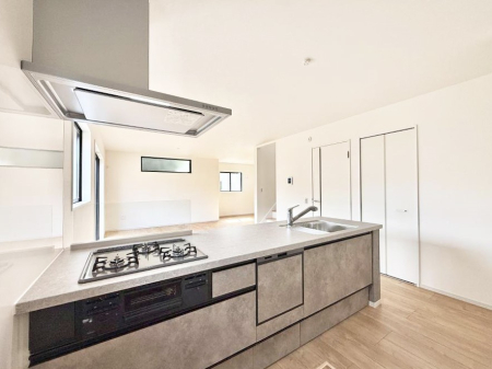 �L�b�`�� ��b���[�܂�ΖʃL�b�`���I�Ƒ��Ƃ̉�b���͂��݂܂�  