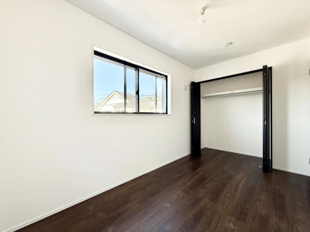 �Q�� �������V���v���ȋ�ԂŁA���[�t���x�b�h��f�X�N�ȂǁA���@�\�ȉƋ�����p���₷���ł�