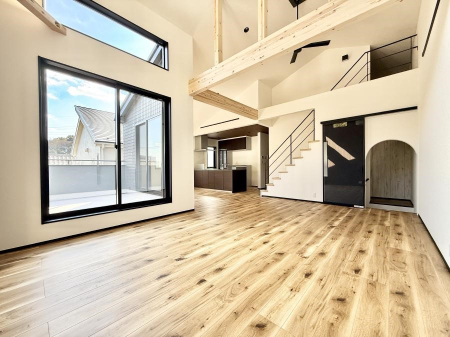 ���r���O �������㕔�������ŊJ�����Ɩ��邳�ǍD�̃��r���O�ł��I  