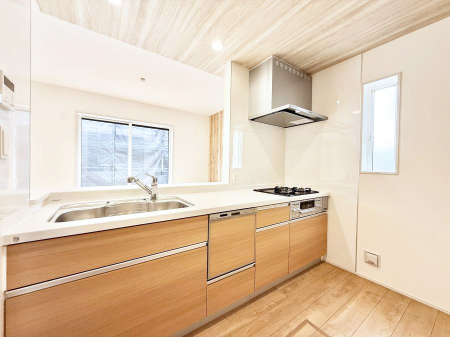 �L�b�`�� ����������������̂ŁA���邳�ƊJ���������Ղ�ȃL�b�`���I  