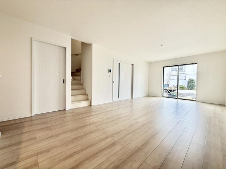 ���̑����� ���������r���O�C���K�i�́A�Ƒ��̉�b�A��̊������������Ԃł��B  