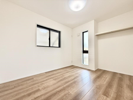 �Q�� �������V���v���ȋ�ԂŁA���[�t���x�b�h��f�X�N�ȂǁA���@�\�ȉƋ�����p���₷���ł�