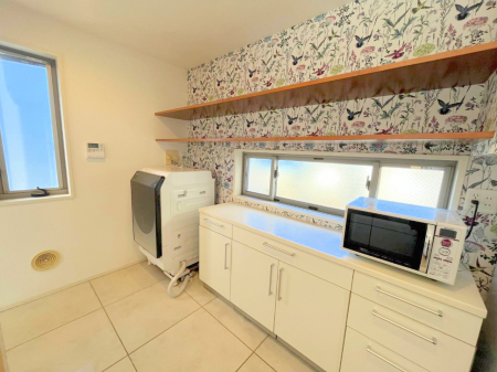 �L�b�`�� �������I�V�����ŊJ�����̂���L�b�`���i�ꕔ�Ƌ�Ȃǂ�CG�ɂď����j  