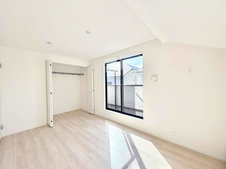 �Q�� �������V���v���ȋ�ԂŁA���[�t���x�b�h��f�X�N�ȂǁA���@�\�ȉƋ�����p���₷���ł�