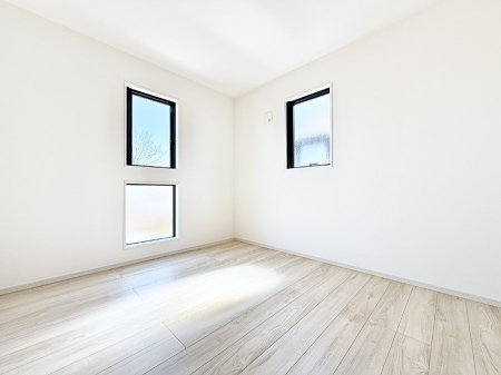 �Q�� �������V���v���ȋ�ԂŁA���[�t���x�b�h��f�X�N�ȂǁA���@�\�ȉƋ�����p���₷���ł�