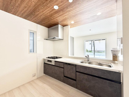 �L�b�`�� ����������������̂ŁA���邳�ƊJ���������Ղ�ȃL�b�`���I  