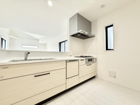 �L�b�`�� ����������̂ŁA���邳�ƊJ���������Ղ�ȃL�b�`���I  