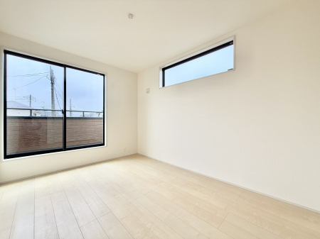 �Q�� �������V���v���ȋ�ԂŁA���[�t���x�b�h��f�X�N�ȂǁA���@�\�ȉƋ�����p���₷���ł�