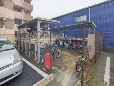 ���ԏ� �O�ρ��~�n���ɒ��֏���������Ă���A���]�Ԃ̗��p���X���[�Y�ł�