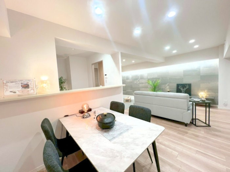 ���r���O �������_�C�j���O�\�t�@�Z�b�g�E�_�C�j���O�e�[�u���Z�b�g�t�I