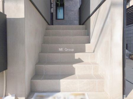 ���� �O�ρ����փA�v���[�`�͊K�i�ɂȂ��Ă��Ă��q�l�̔�яo�����h���܂���