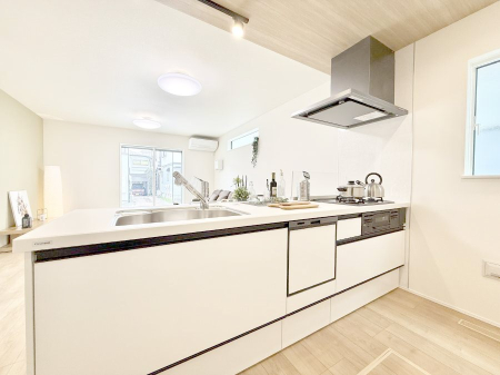 �L�b�`�� ����������������̂ŁA���邳�ƊJ���������Ղ�ȃL�b�`���I  