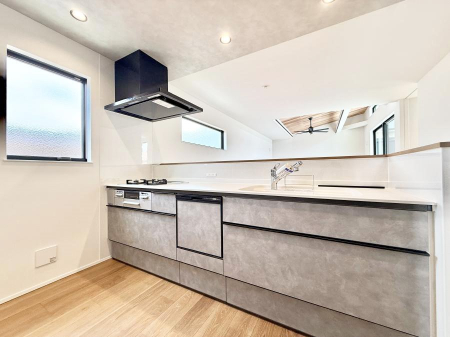 �L�b�`�� ����������������̂ŁA���邳�ƊJ���������Ղ�ȃL�b�`���I  