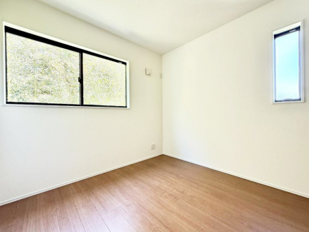 �Q�� �������V���v���ȋ�ԂŁA���[�t���x�b�h��f�X�N�ȂǁA���@�\�ȉƋ�����p���₷���ł�