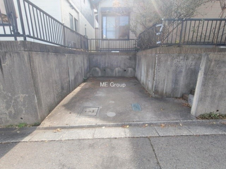  �O�ρ�����ɂ��钓�ԃX�y�[�X�Ȃ̂ň��S�ł���