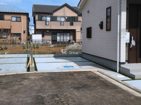  �O�ρ�����ɂ��钓�ԃX�y�[�X�Ȃ̂ň��S�ł���
